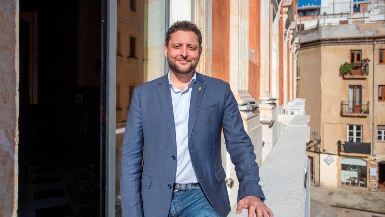 El alcalde de Tarragona, Rubén Viñuales, en el balcón del ayuntamiento. foto: Marc Bosch