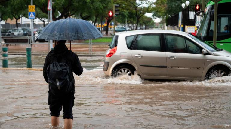 Se prevé que si las precipitaciones continúan en las próximas horas y días se pueda llegar a acumular hasta 400 litros en estas zonas. Foto: EFE