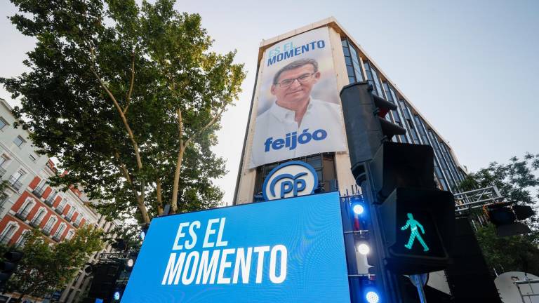 Fotografía de la sede del Partido Popular con una pancarta gigante de su presidente y candidato a la presidencia, Alberto Núñez Feijóo. FOTO: EFE