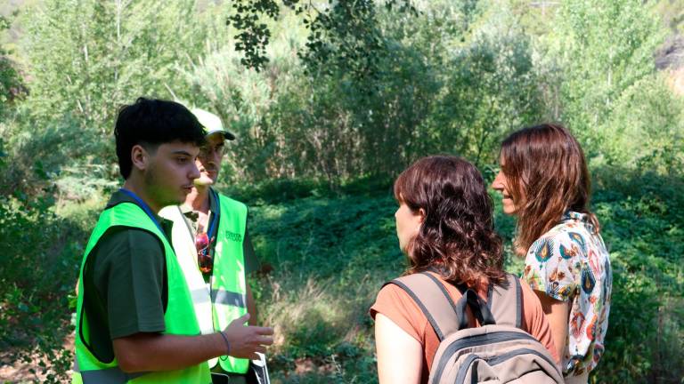 Dos informadores conversando con excursionistas en L’Albereda de Santes Creus. Foto: Ariadna Escoda/ACN