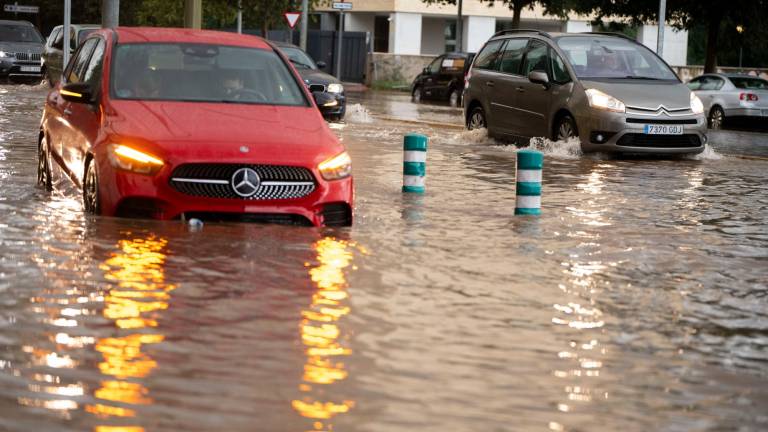 Coches circulando por vías inundadas. Foto: EFE