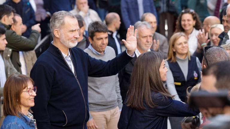 Felipe VI y doña Letizia saludan a los vecinos de Chiva. Foto: EFE