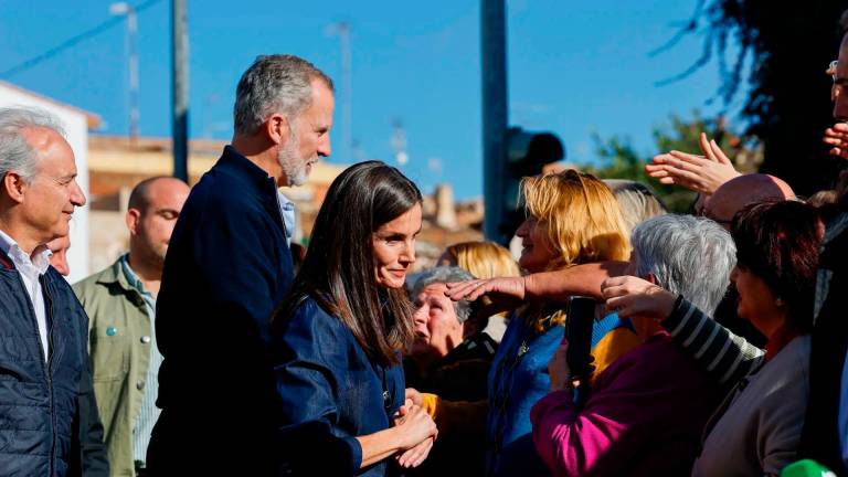 Los reyes durante su visita en Catarroja. Foto: EFE