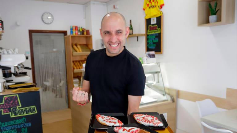 Jordi Vila Rodríguez, de El Pastis7, con los flat croissants nastiqueros. Foto: Marc Bosch