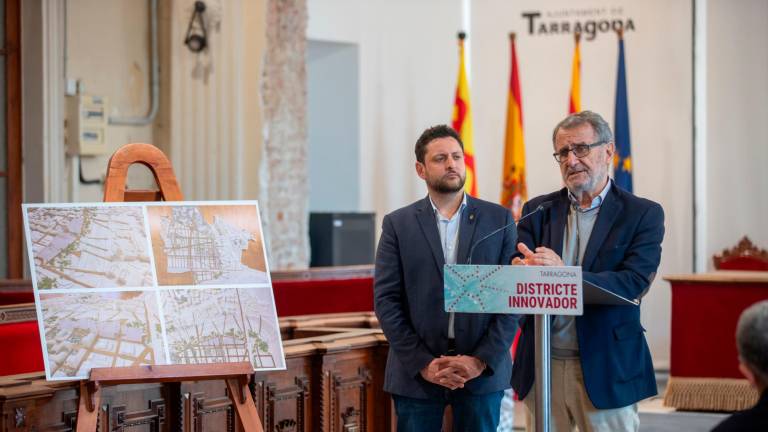 El alcalde de Tarragona, Rubén Viñuales, y el urbanista Miquel Barceló. Foto: Marc Bosch