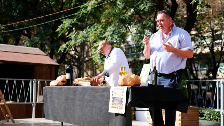 Xavier Pàmies Sistaré y Eudald Salvat durante la Fira de l’Oli de la DOP Siurana en Reus. FOTO: ALBA MARINÉ