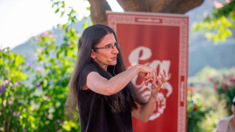 Maria Nicolau durante su charla en Pradell de la Teixeta. Fotos; Marc Bosch