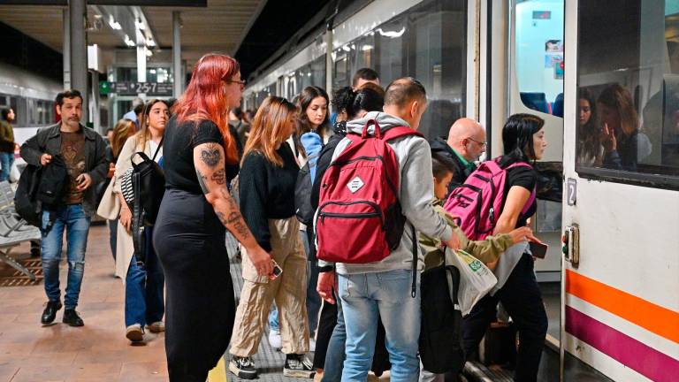 Usuarios subiendo al tren en la estación de Reus. Foto: Alfredo González