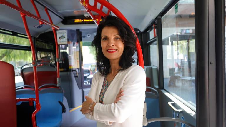 Sonia Orts, en el interior de un bus municipal. Foto: Pere Ferré