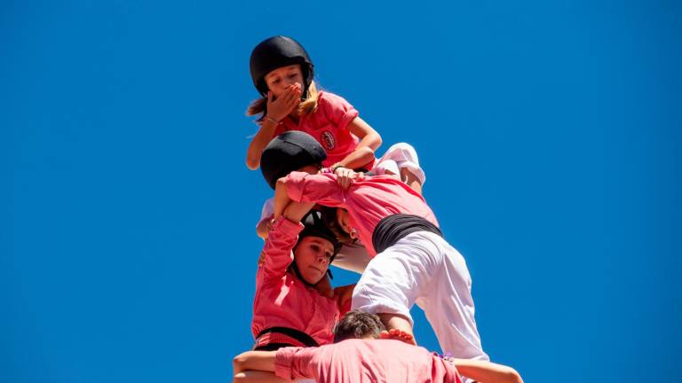 Enxaneta de la Colla Vella dels Xiquets de Valls durante la diada de este domingo en la Plaça de la Font. Foto: Marc Bosch