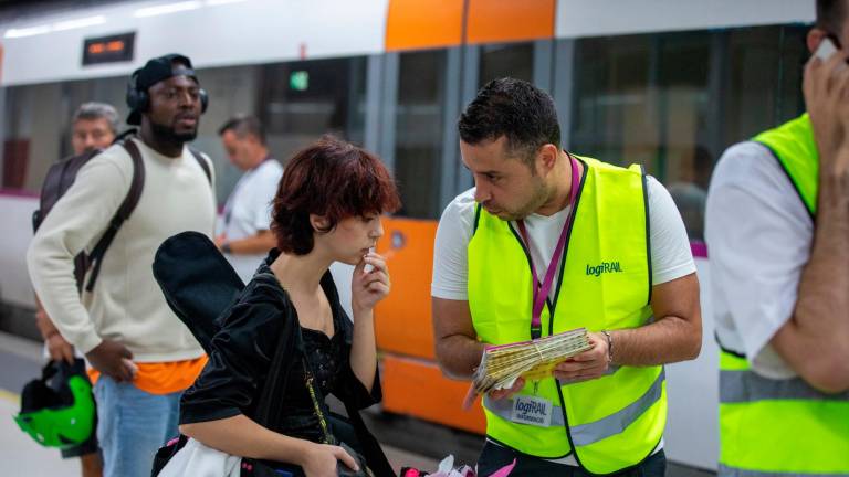 Personal de la empresa subcontratada por Renfe para informar a la ciudadanía sobre el corte de vías. Foto: Marc Bosch