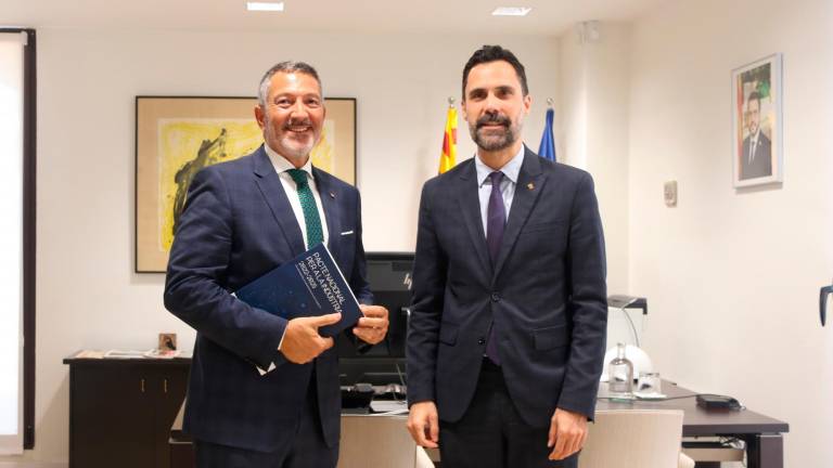 Roger Torrent entrega la cartera d’Empresa i Treball a Miquel Sàmper. Foto: ACN