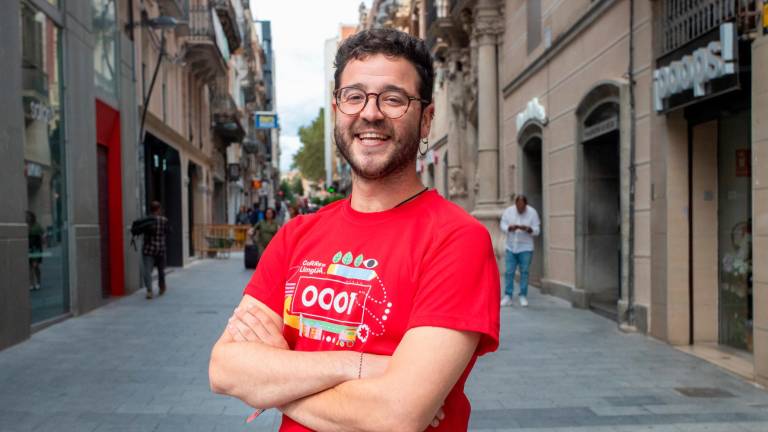 Albert Salas, amb la samarreta del Correllengua, al carrer de Llovera. Foto: Marc Bosch