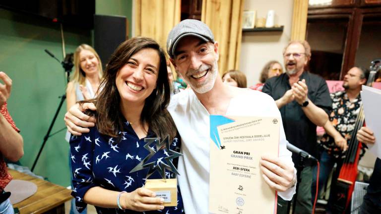 $!Mei Samarra y Eduardo Telletxea tras recibir el premio al mejor espectáculo en Serbia.