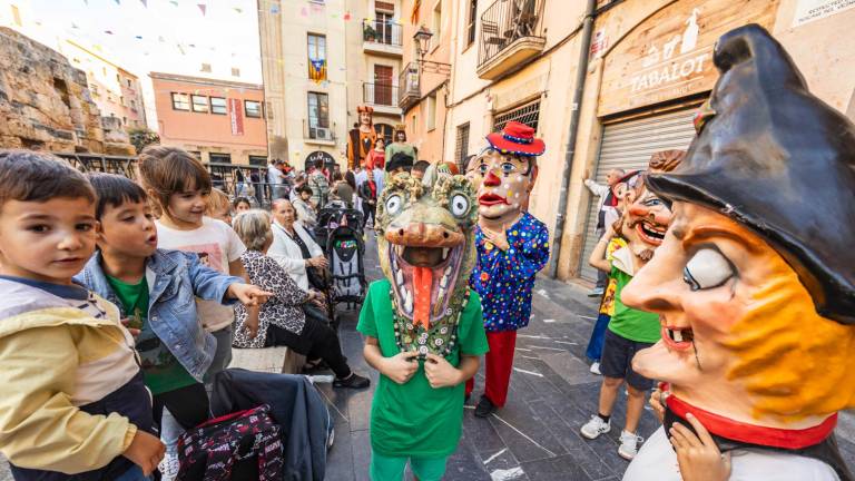 Los ‘nans’ durante el pasacalles de ayer. Foto: Àngel Ullate