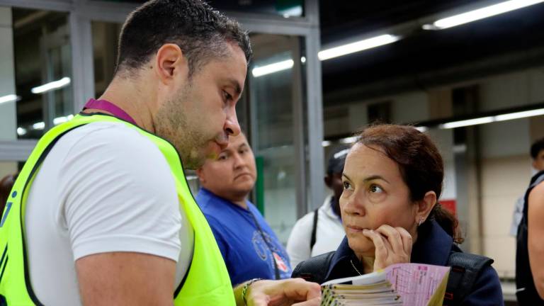 Una mujer pregunta a los trabajadores de Renfe. Foto: ACN