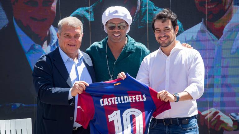 El presidente del FC Barcelona, Joan Laporta (i), y el exjugador azulgrana Ronaldo de Assis Moreira 'Ronaldinho' en la inauguración del paseo de la fama de Castelldefels.Foto: EFE/Marta Pérez