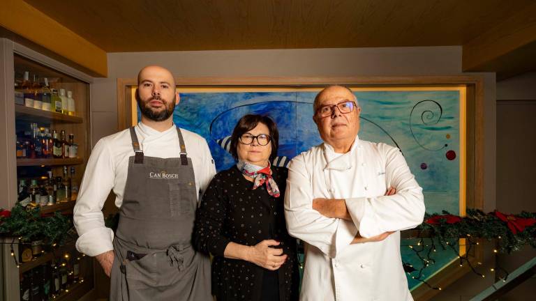 Arnau Bosch junto a sus padres, Montserrat Costa y Juan Bosch. FOTO: ÀNGEL ULLATE