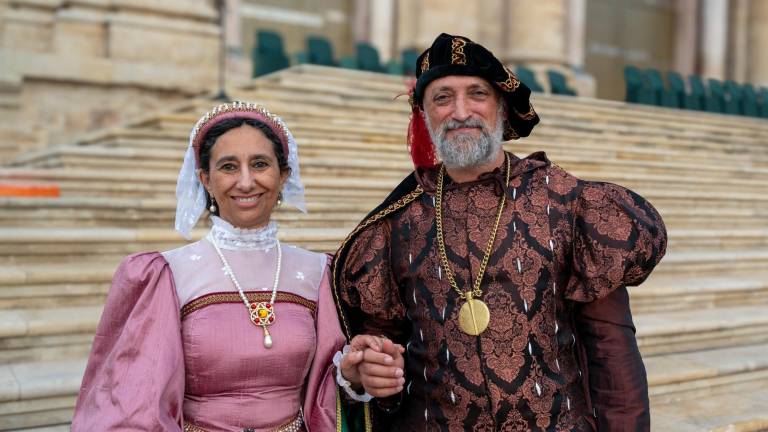 $!Cristina Gallego i Joan Camps , vestits d’una una de les famílies nobles de la ciutat. Foto: Joan Revillas