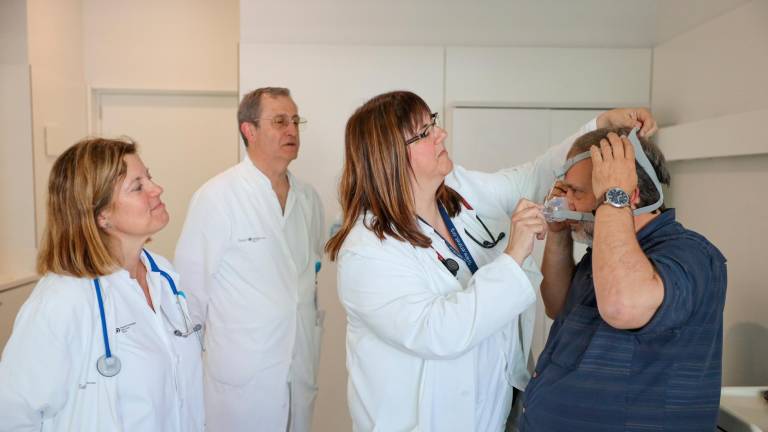 La Dra. Sandra Sangenís, el Dr. Salvador Heránandez Flix y la Dra. Raquel Català con el paciente Manel Artigues.Foto: Alba Mariné