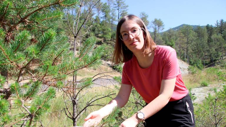 La investigadora Maria Caballol con uno de los ejemplares afectados. Foto: ACN