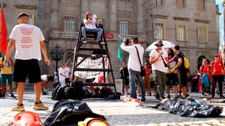 Protesta en la plaza Sant Jaume. Foto: Blanca Blay/ACN