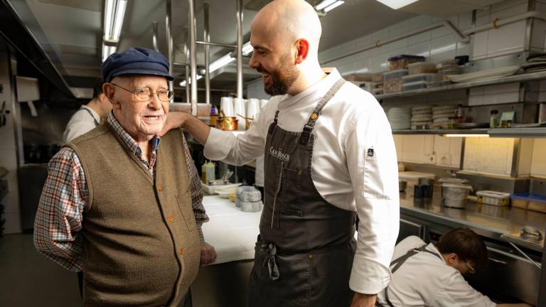 $!El chef Arnau Bosch con su «estimat padrí Batista», con quien comparte complicidades. FOTO: ÀNGEL ULLATE