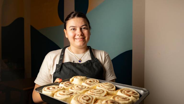 $!Yana Katasonova, de Casa Quadrat, con una bandeja lista para el horno. FOTO: ÀNGEL ULLATE