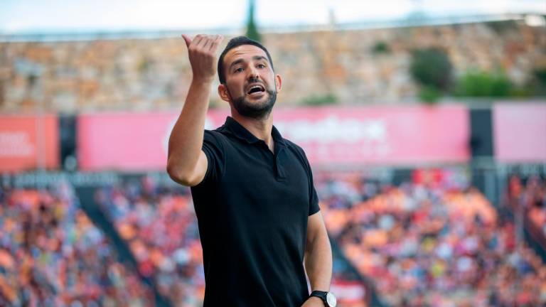 Dani Vidal da instrucciones en la banda del Nou Estadi Costa Daurada. Foto: Marc Bosch