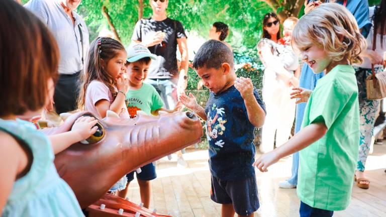 $!La Cucafera remullant a nens i nenes, durant la Cucafesta. FOTO: Alba Mariné