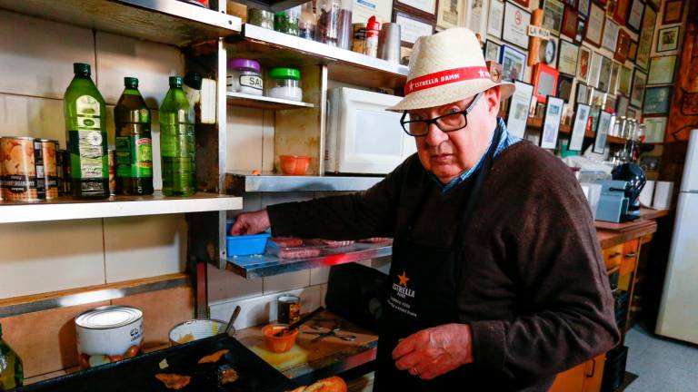 Eduard Boada, con el ‘barret de Santa Tecla’, cocinando en su histórico bar. Foto: Fabián Acidres/DT