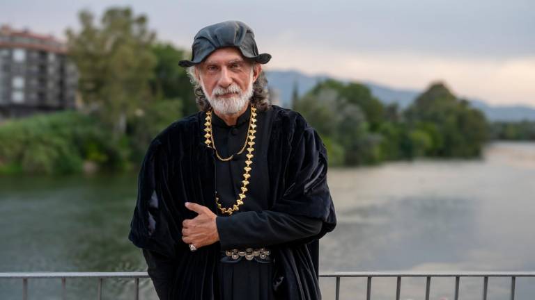 $!Albert Curto, vestit d’arxiver del Renaixement, vora el riu Ebre. foto: Joan REvillas