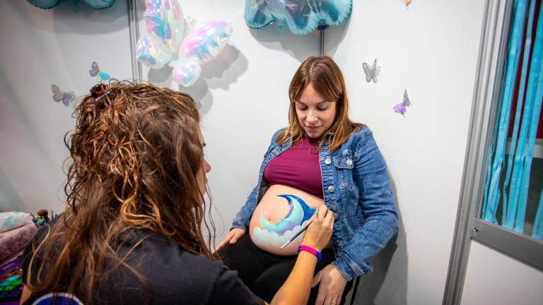 Una de las actividades propuestas en la feria, el taller de ‘Pinta la panxa’. Foto: Marc bosch