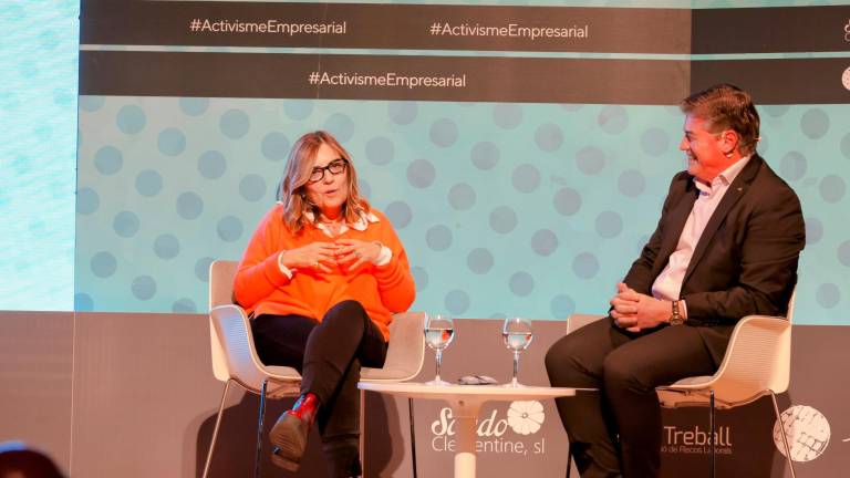 Natàlia Rodríguez, directora del ‘Diari’, conversa con el presidente de Pimec, Antonio Cañete. Foto: Àngel Ullate