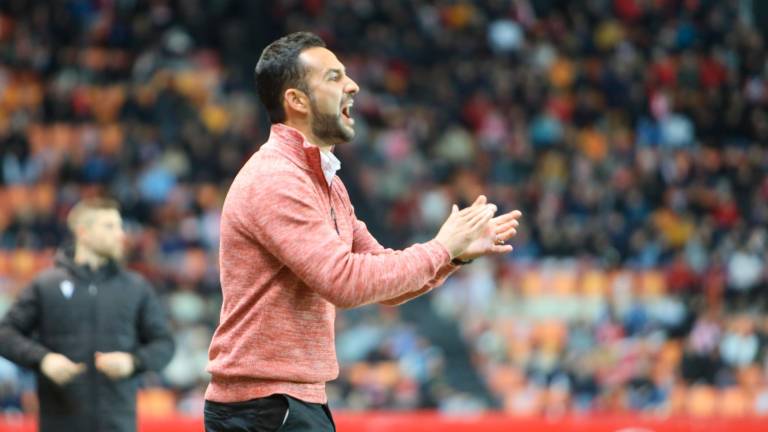 Dani Vidal da instrucciones desde el banquillo del Nou Estadi. Foto: Alba Mariné