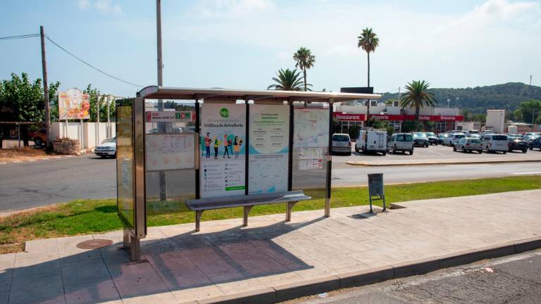 Los autobuses para sustituir el servicio ferroviario aprovecharán la parada de la EMT, frente al Bufet d’Altafulla. Foto: Marc Bosch