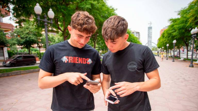 Adolescentes revisando el teléfono móvil. FOTO: Marc Bosch
