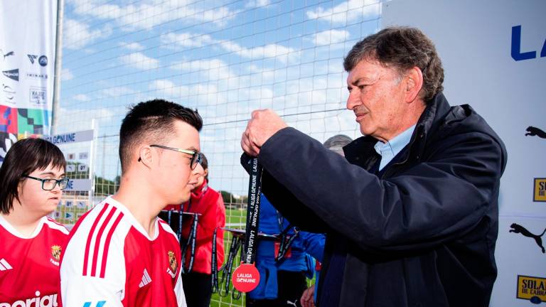 Josep Maria Andreu, imponiendo medallas a los jugadores de Nàstic. foto: LALIGA GENUINE