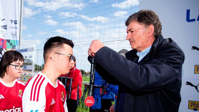 Uno de los jugadores del Nàstic Genuine recibe una medalla de Josep Maria Andreu. Foto: Nàstic