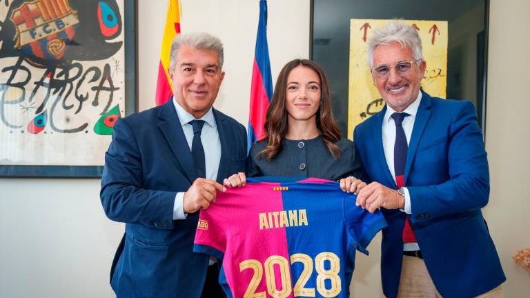 La jugadora del FC Barcelona, Aitana Bonmatí, junto con el presidente del club, Joan Laporta, y el directivo responsable del fútbol femenino, Xavier Puig, después de firmar su nuevo contrato hasta 2028. Foto: FCB