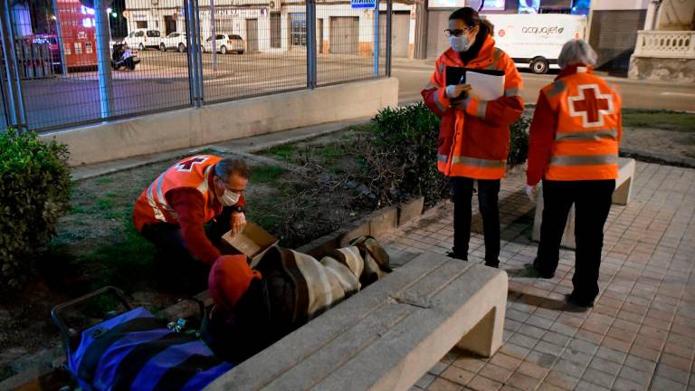 Imagen de archivo de la Cruz Roja atendiendo a una persona sin hogar. Foto: EFE