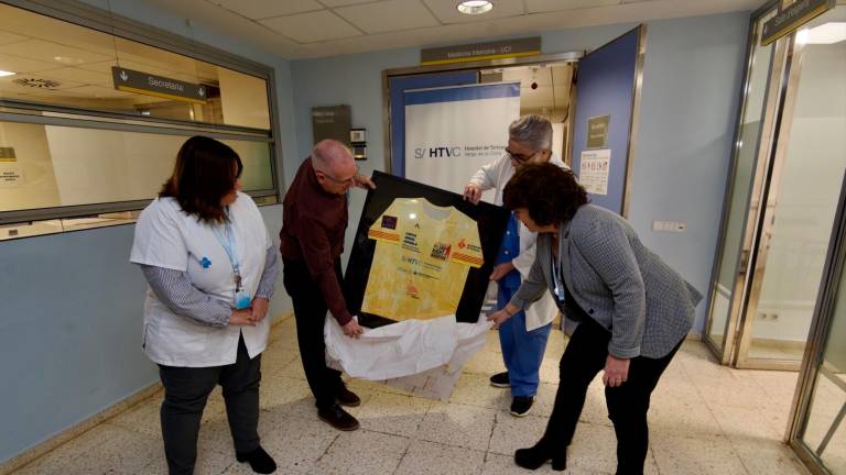 Ximo Martorell, el segon a l’esquerra, fent entrega de la samarreta a l’Hospital Verge de la Cinta. FOTO: J. Revillas