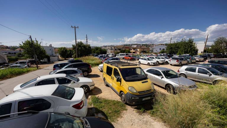 Encontrar aparcamiento cerca de la estación de Sant Vicenç es complicado. FOTO: ANGEL ULLATE