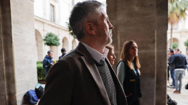 El ministro del Interior, Fernando Grande-Marlaska, tras asistir a la reunión del Centro de Coordinación Operativa Integrada (Cecopi), el órgano que gestiona la emergencia por la dana en Valencia, este jueves. Foto: EFE