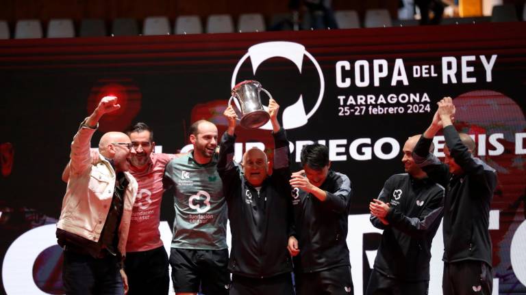 El Priego recibió de manos del Concejal de Deportes de Tarragona, Berni Álvarez, el título de Campeón de la Copa del Rey. Foto: RFETM