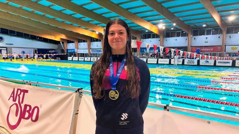 Ona Rosell, con su medalla de oro en Sabadell. FOTO: CN Tarraco