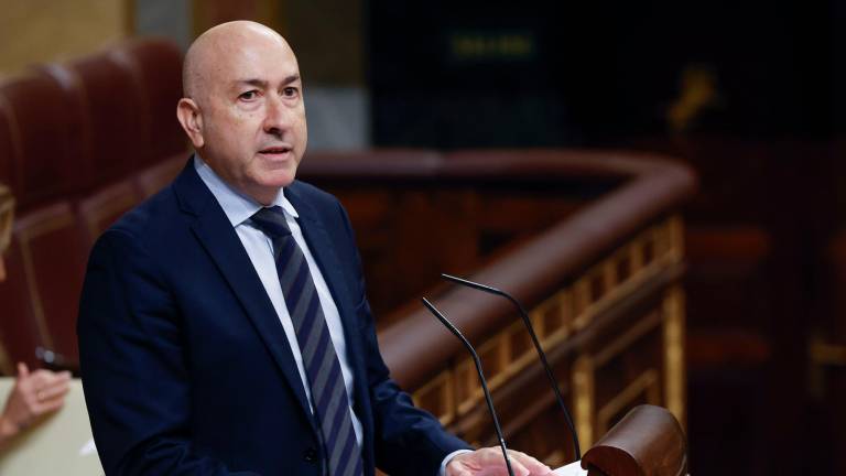 El diputado de Sumar Alejandro Soler interviene tras la comparecencia del ministro de Política Territorial, Ángel Víctor Torres, que ha informa este miércoles en el pleno del Congreso sobre la gestión del Gobierno ante la catástrofe de la DANA. Foto: EFE