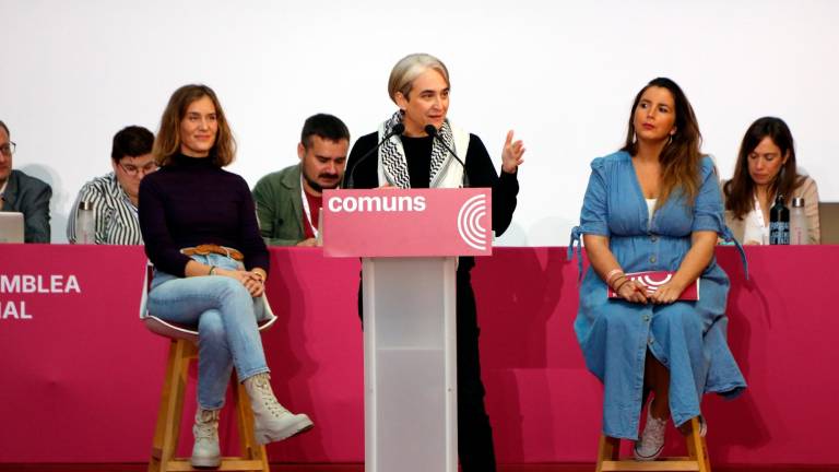 Jordi Collado, entre Jéssica Albiach y Ada Colau. Foto: ACN