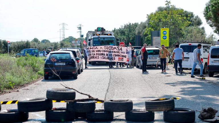 Neumáticos y ramas cierran el paso y los camiones reculan, ante la huelga de trabajadores de Secomsa, en una imagen del 23 de septiembre. FOTO: ALBA MARINÉ