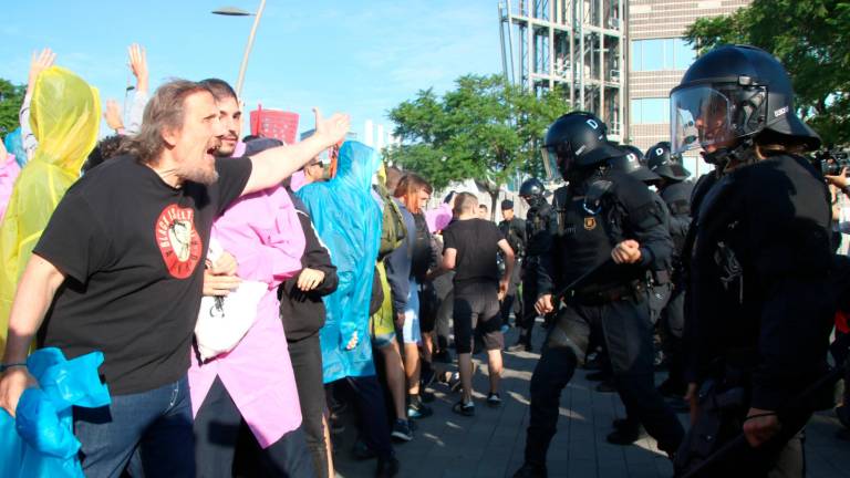 $!Activistas protestan ante The District. Foto: ACN